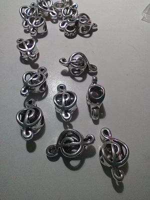4 breloques clé de sol en métal argenté — image 1