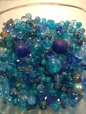 100 g de perles en verre bleues mélangées — image 2