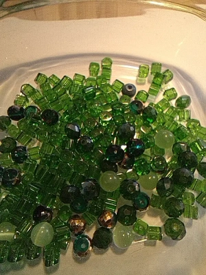 80 g de perles en verre vertes mélangées — image 2