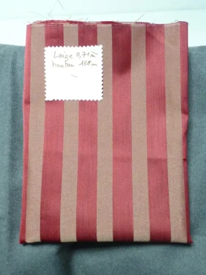 Coupon ameublement satiné 0.71 m de large x 1,08 m de hauteur rayures bordeaux — image 1
