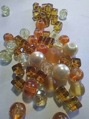 60 g de perles en verre jaune orange mélangées — image 1