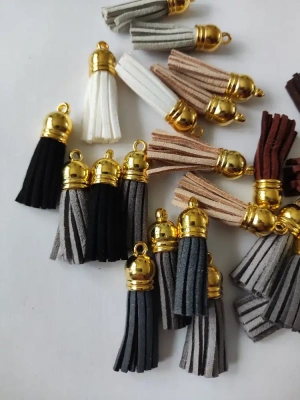 Lot de 25 pompons en suédine 38mm — image 2