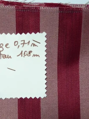 Coupon ameublement satiné 0.71 m de large x 1,08 m de hauteur rayures bordeaux — image 2