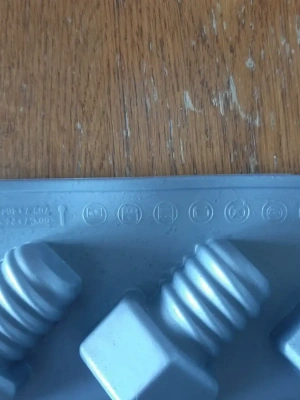 Moule en silicone formes écrou et vis — image 4