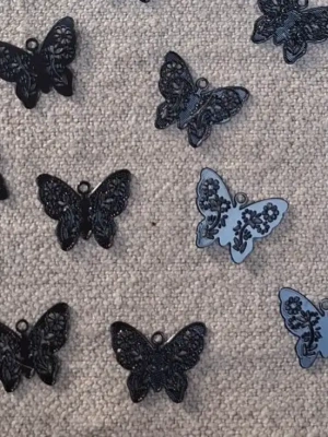 Lot 10 breloques papillon en métal ajouré — image 1