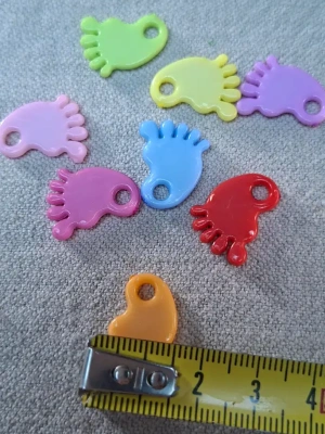 Lot 8 breloques plastique forme pieds couleurs assorties — image 4