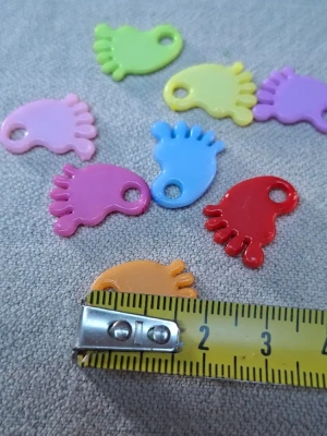 Lot 8 breloques plastique forme pieds couleurs assorties — image 3