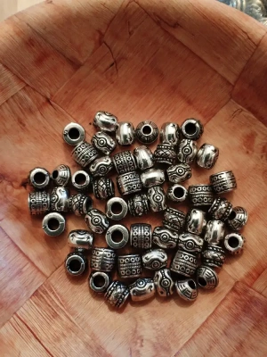 Lot de 50 jolies perles argentées en plastique — image 1