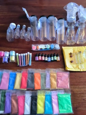 Grand lit poudre Mika, paillettes, colorants, récipients neufs — image 1