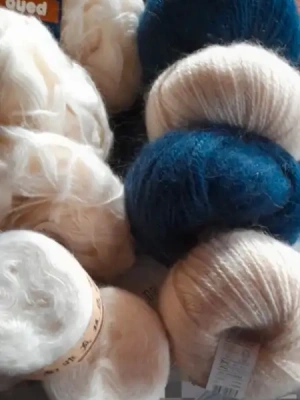 Lot 10 pelotes ecru et marine beige mélangé — image 1