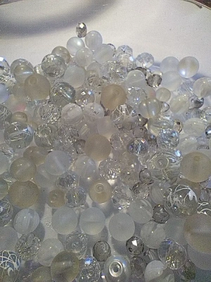 100 g de perles en verre blanches mélangées — image 2