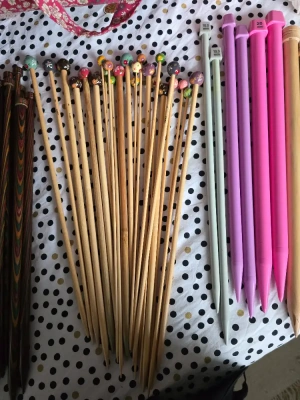 Sac à aiguiller avec 11 paires aiguilles bois de rose+11 paires d'aiguilles boucles décorées +3 paires pour grosses laines large