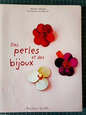 Livre pour la confection de bijoux en perles et autres mini