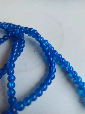 Lot de 200 perles en verre craquelé bleues — image 1
