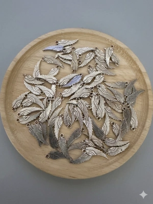 Lot de 80 breloques ailes argentées — image 1