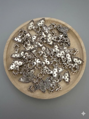 Lot de 40 breloques robes argentées — image 1