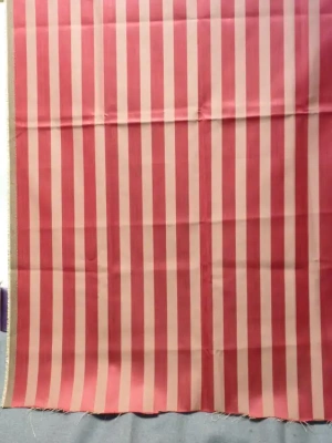 Coupon ameublement satiné 0.71 m de large x 1,08 m de hauteur rayures bordeaux — image 3