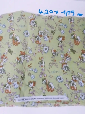 Grand coupon de tissu polyester infroissable vert fleuri 4 mètres — image 1