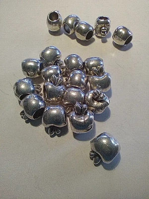 10 breloques pomme en métal argenté — image 1