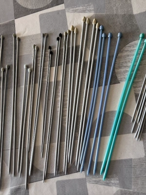 Lot de 18 paires d’aiguilles à tricoter mini