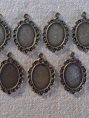 Lot 7 pendentifs métal couleur bronze antique pour cabochons 12x18mm — image 1