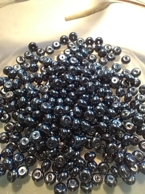 50 g de perles en verre bleu nuit — image 2