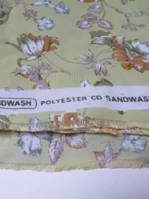 Grand coupon de tissu polyester infroissable vert fleuri 4 mètres — image 3