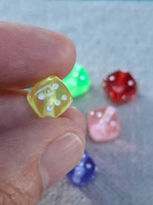 Lot 7 perles en plastique forme dés couleurs assorties — image 2