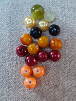 Lot 17 perles en verre couleurs variées — image 3