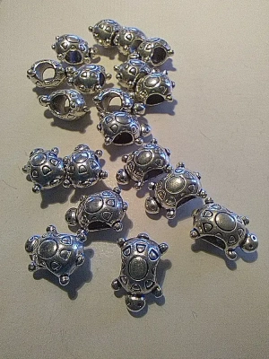 10 breloques tortue en métal argenté — image 1