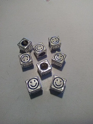 6 breloques smiley cube en métal argenté — image 1